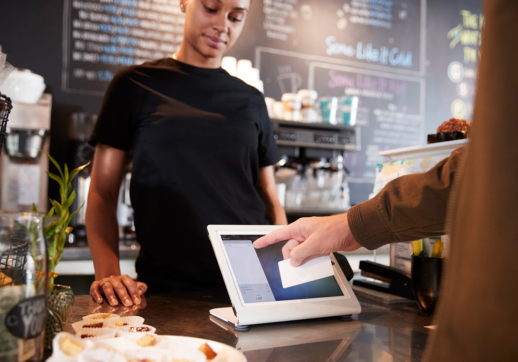 customer-paying-in-coffee-shop-using-credit-card-PULWARH